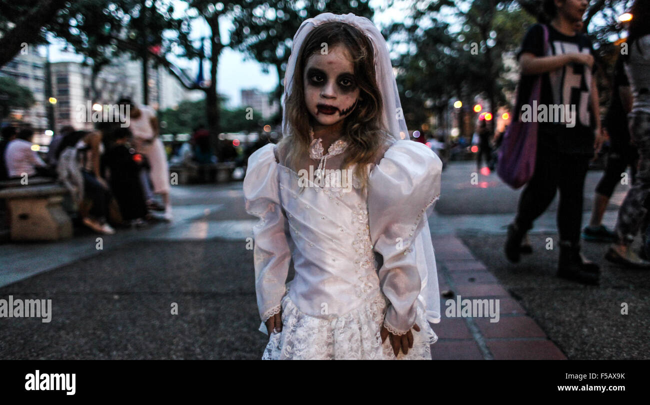 Caracas, Venezuela. 31 ott 2015. Una ragazza assiste uno Zombie marzo che si terrà durante la festa di Halloween, a Plaza Altamira di Caracas, Venezuela, il 31 ott. 2015. © Boris Vergara/Xinhua/Alamy Live News Foto Stock