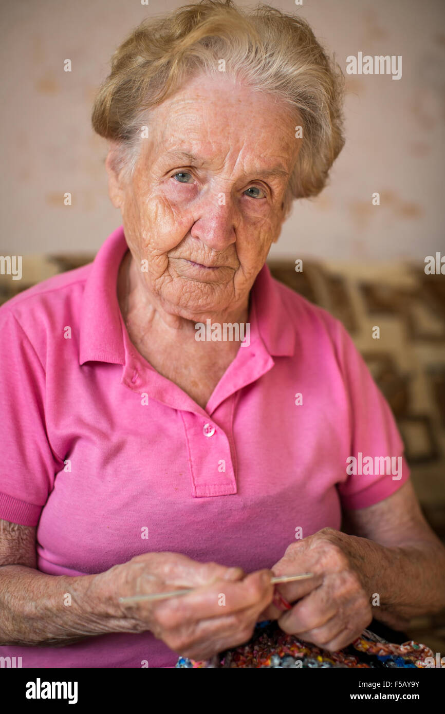 Ritratto di donna senior mani di maglia. Foto Stock