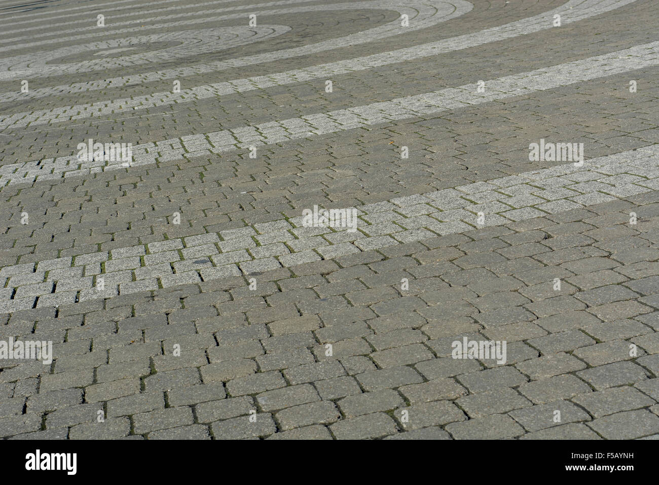In ciottoli passerella pedonale superficie in Truro, Cornwall. Metafora high street declino, footfall declino. Dati astratto, la raccolta di dati astratti. Foto Stock