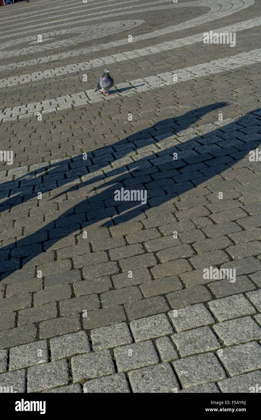 Passerella pedonale lastricata a Truro, Cornovaglia con ombre della gente. Metafora declino di strada, declino di caduta, economia ombra. Foto Stock