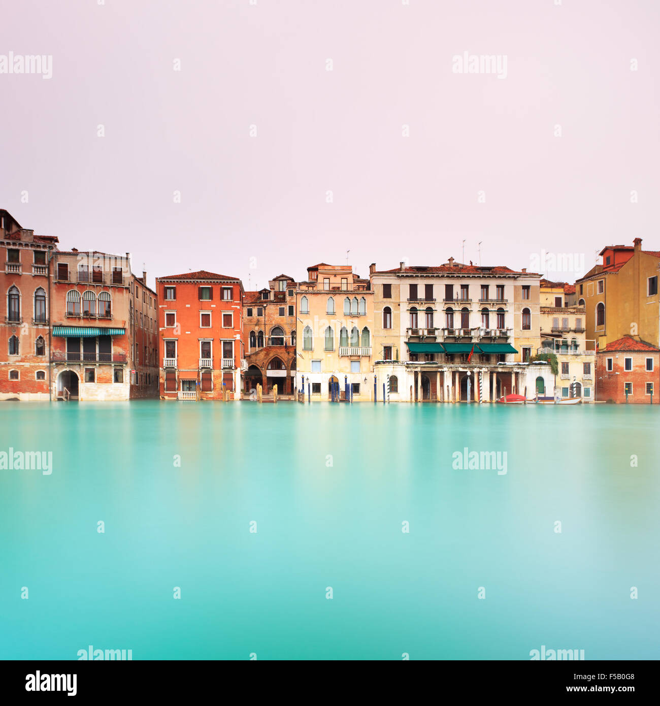 Famoso Canal Grande punto di riferimento a Venezia in una lunga esposizione fotografia. Grand Canal è la più grande e importante canale per acqua in ve Foto Stock