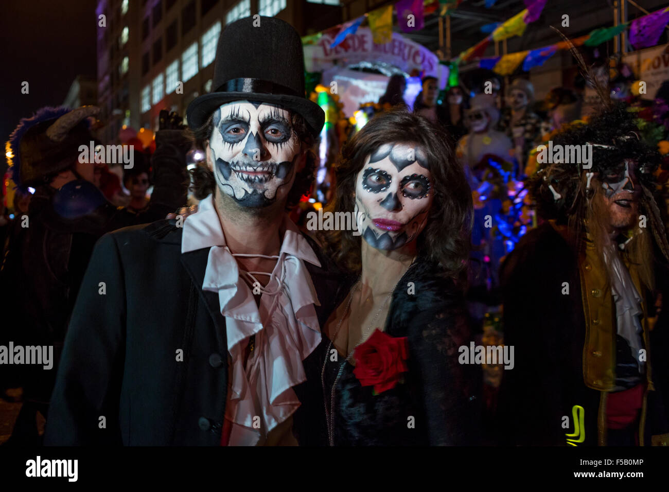 New York, NY - 31 ottobre 2015. Una coppia composta da guardare come calavera catrinas nell'annuale Greenwich Village Halloween Parade. La calavera catrina è tradizionalmente una figura femminile, con un cranio di un volto. Foto Stock