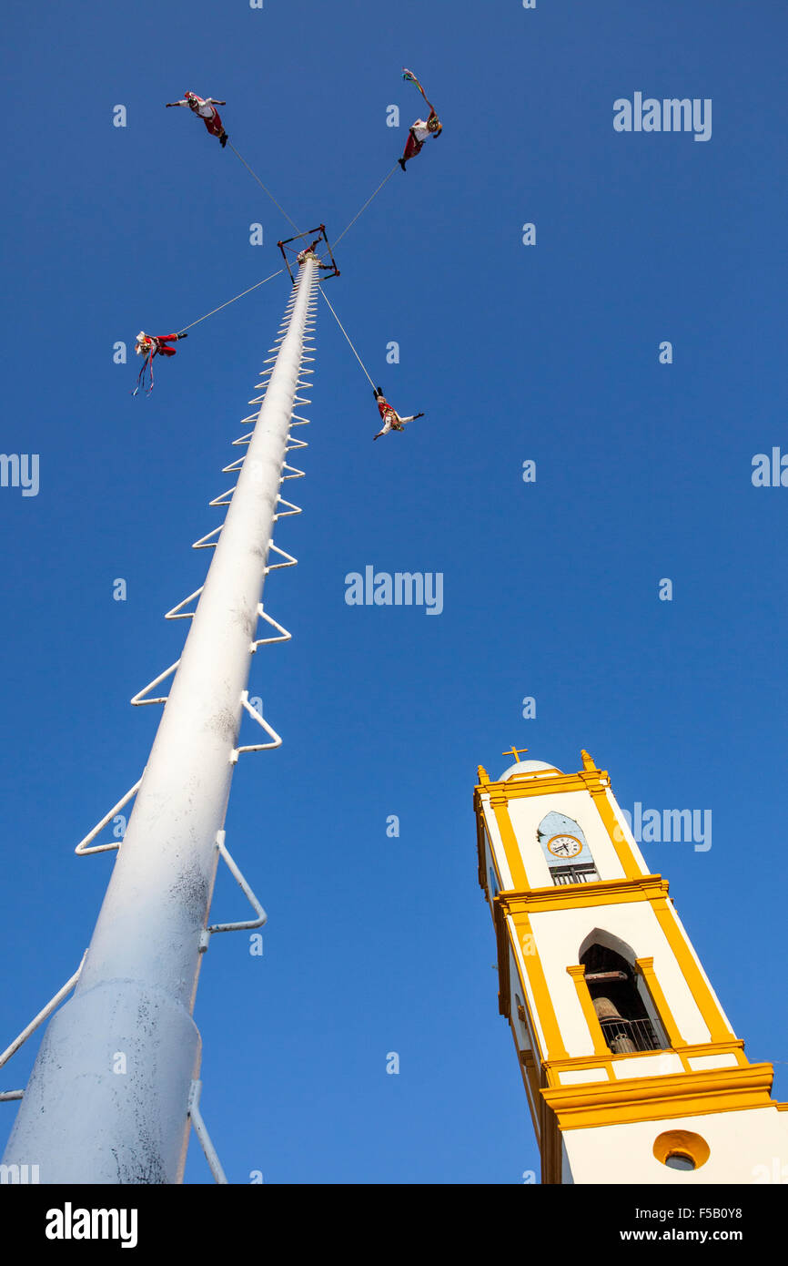 Papantla voladores o volantini oscillare intorno al post durante un rituale Totonac eseguita in Papantla, Veracruz, Messico. Foto Stock