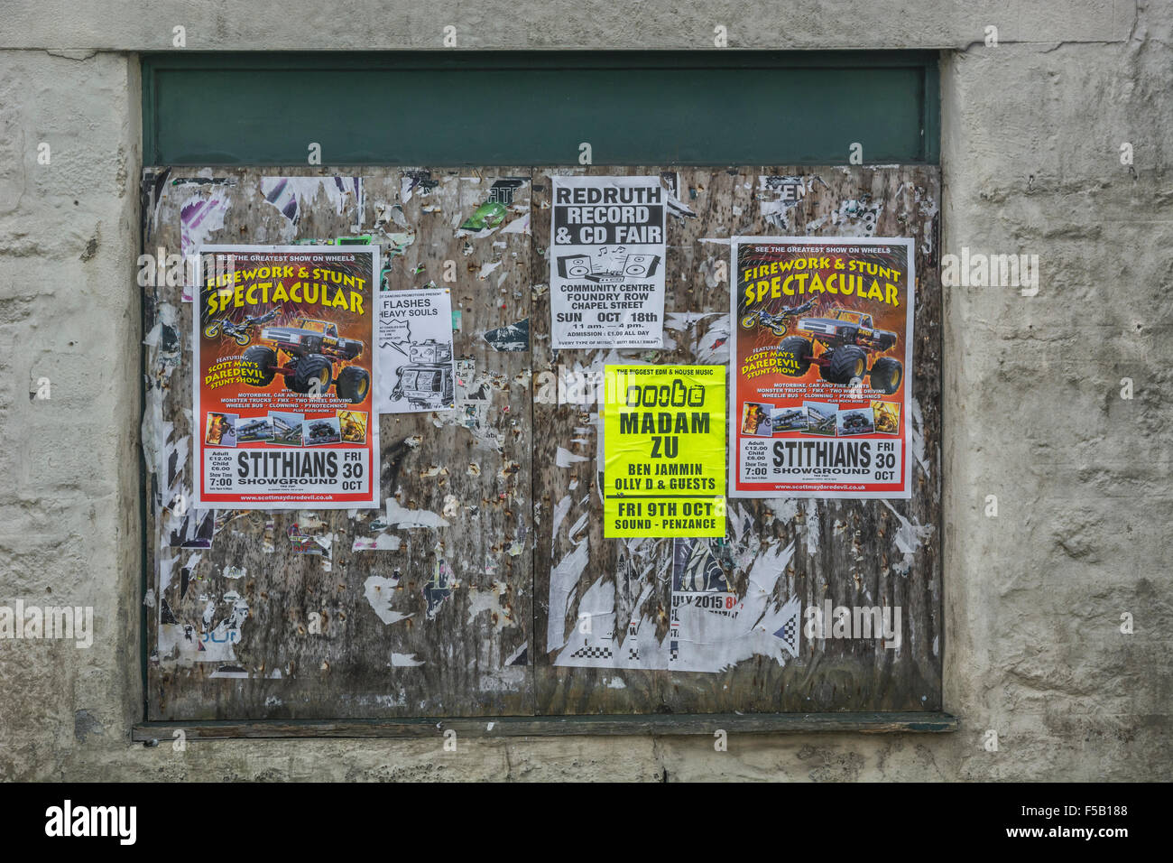 La morte della High Street metafora / concetto - intavolato vetrina di un negozio chiuso in Cambourne, Cornwall, utilizzato come una comunità billboard. Foto Stock