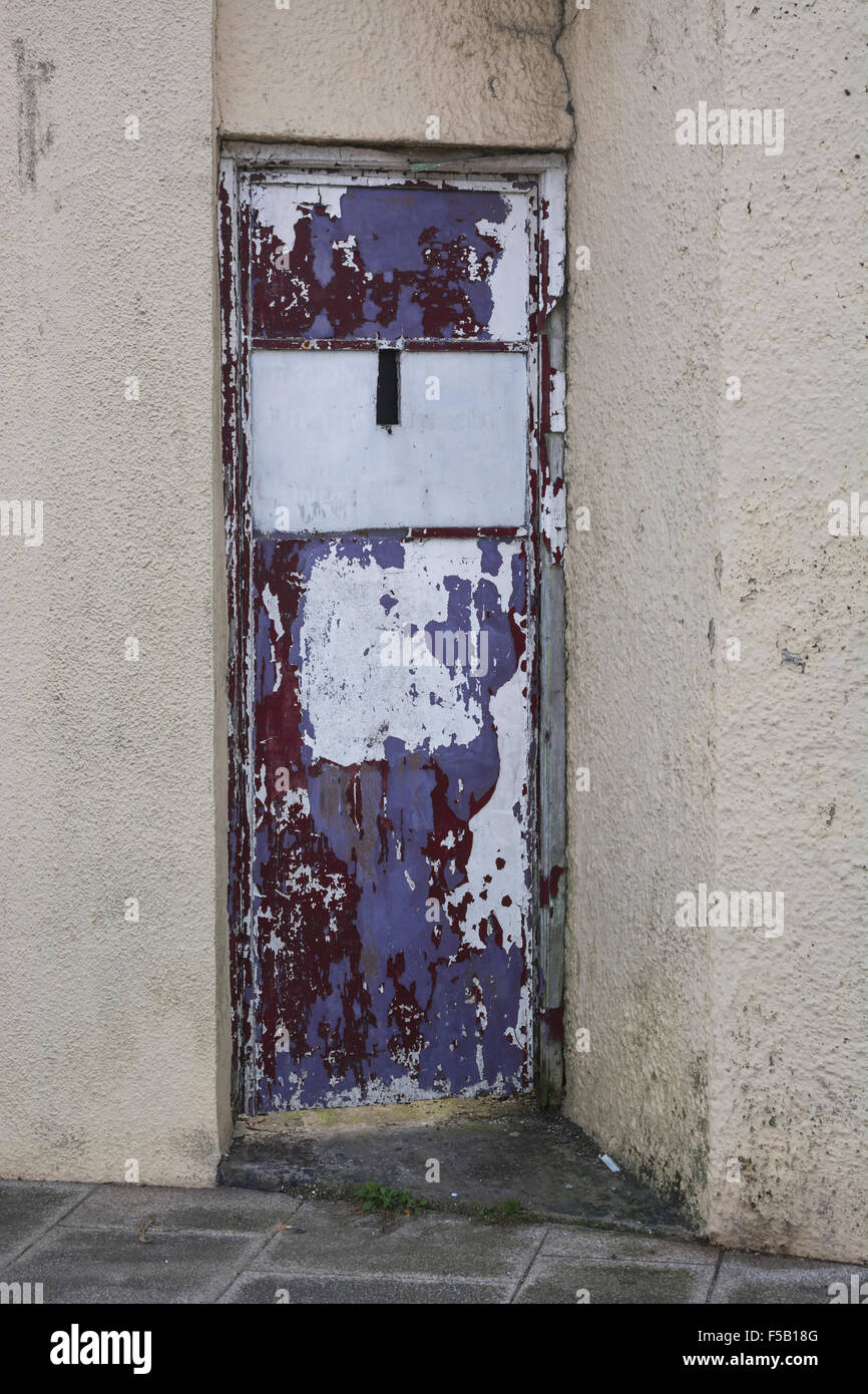 Accesso negato, diniego di accesso, i messaggi di posta elettronica bloccati, concetto di barriera. Trascurato e dimenticato porta a Cambourne, Cornwall. Foto Stock