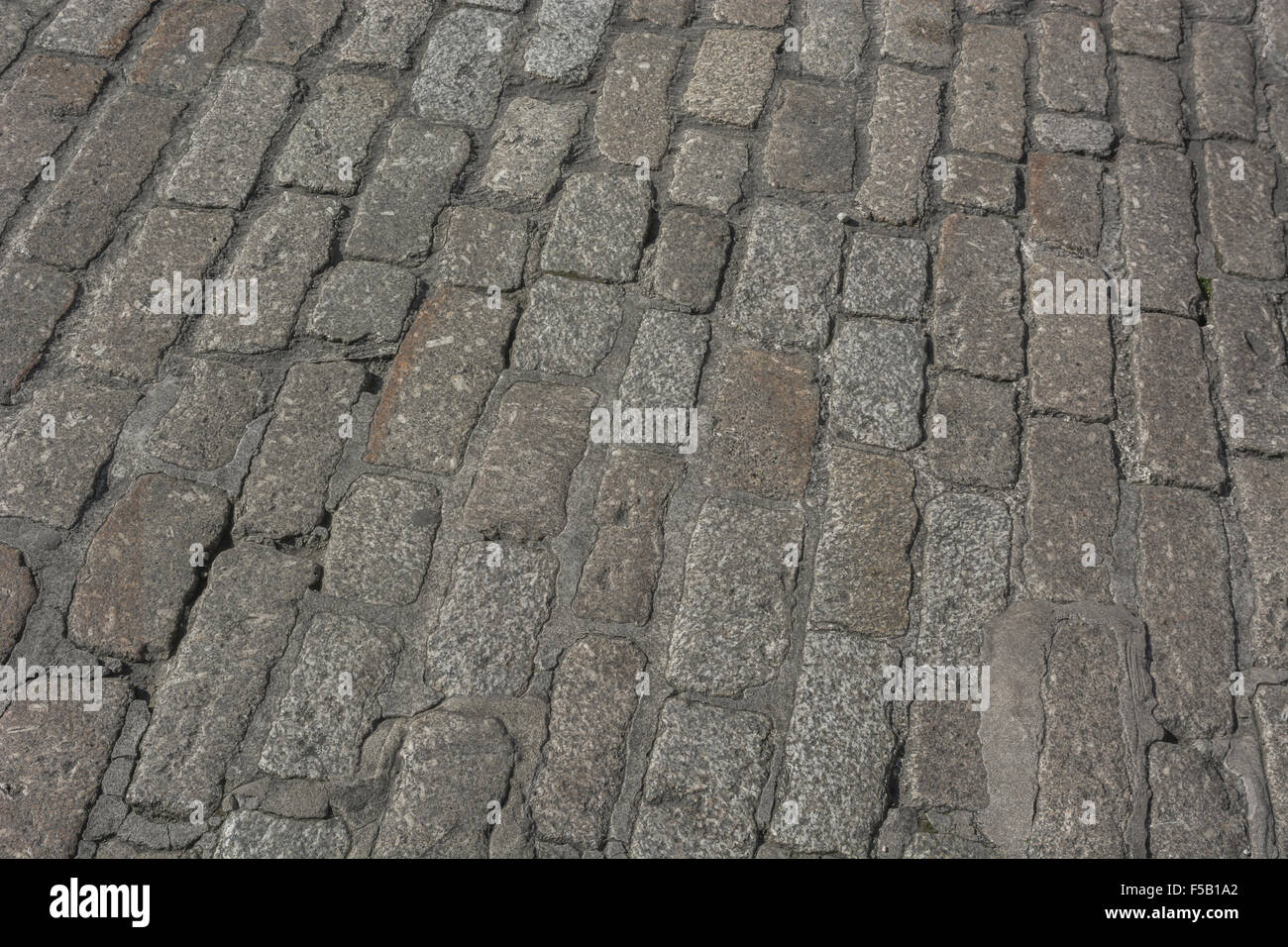 Strada di ciottoli superficie in Truro, Cornwall. Pietre di granito / muratura in pietra. Metafora high street declino, footfall declino. Foto Stock