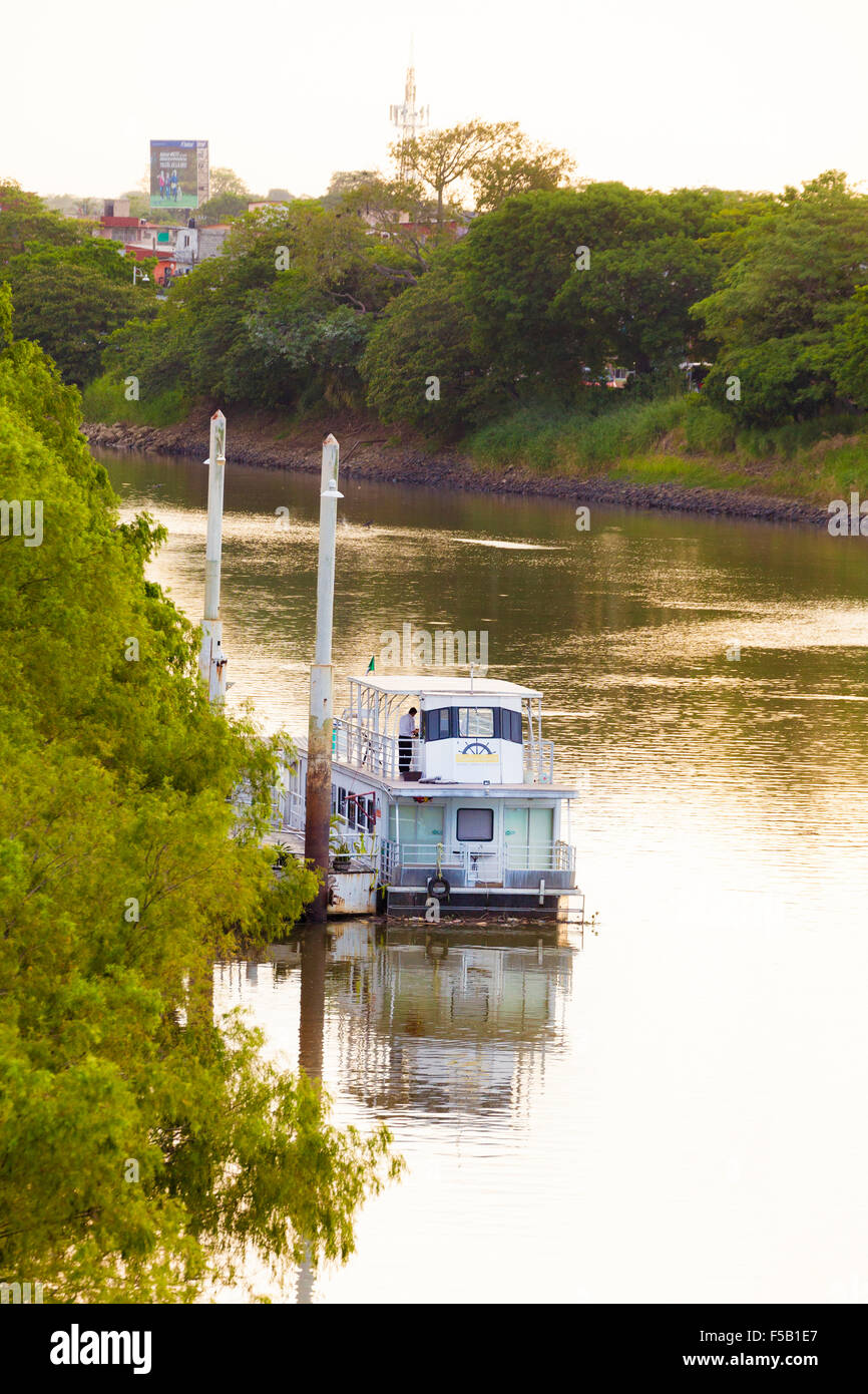 Riverboat del Grijalva al crepuscolo in Villahermosa, Tabasco, Messico. Foto Stock