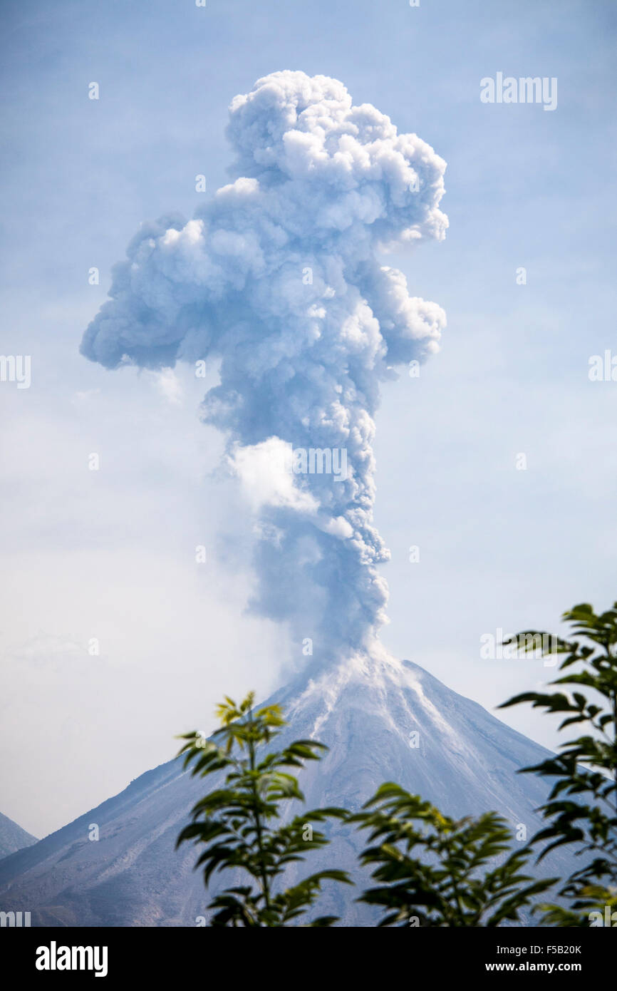 Eruzione del Volcan de Fuego in Colima, Messico. Foto Stock
