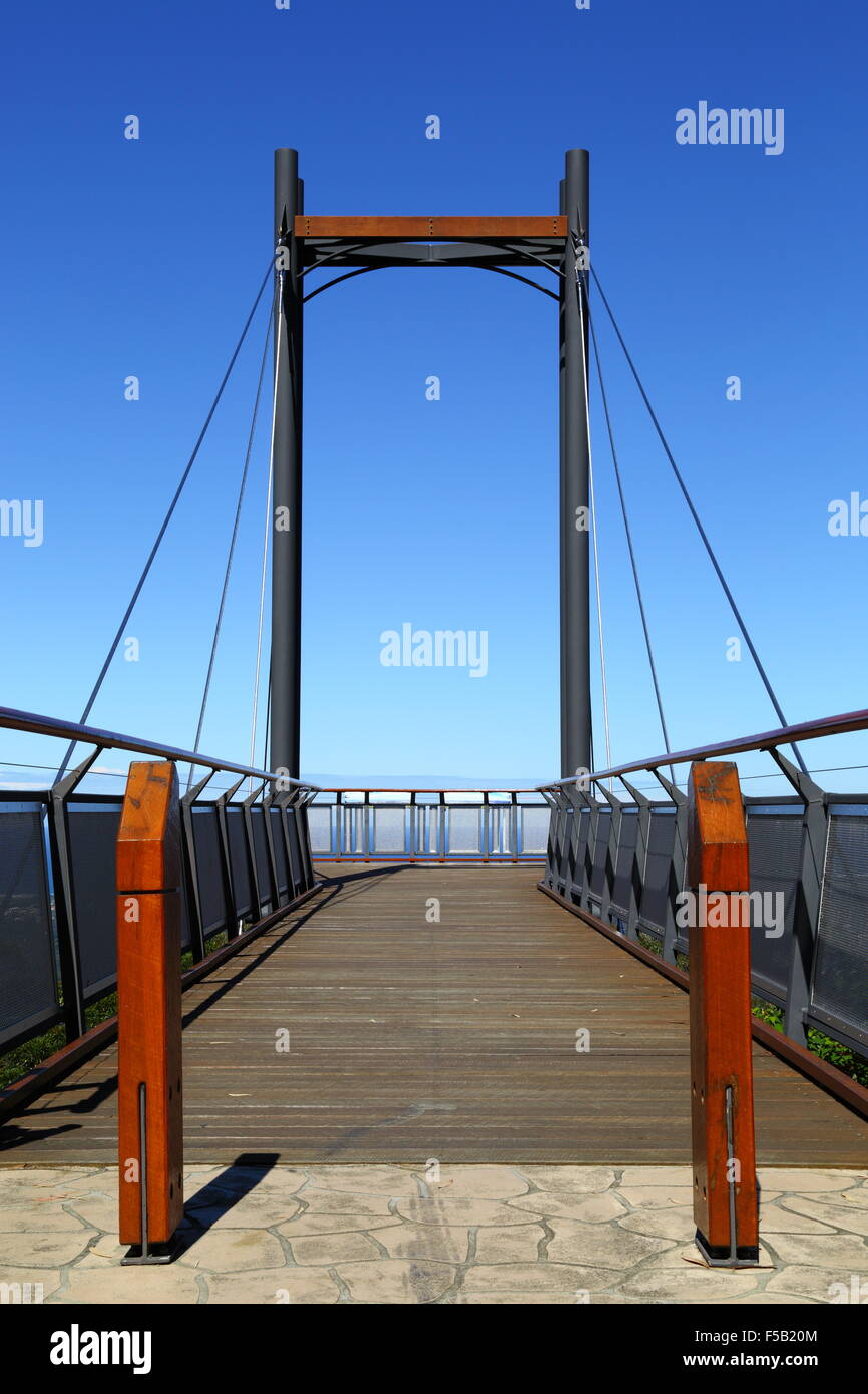 La foresta Sky molo Sealy Lookout offre splendide vedute di Coffs Harbour e la costa dell'Oceano Pacifico in NSW, Australia. Foto Stock