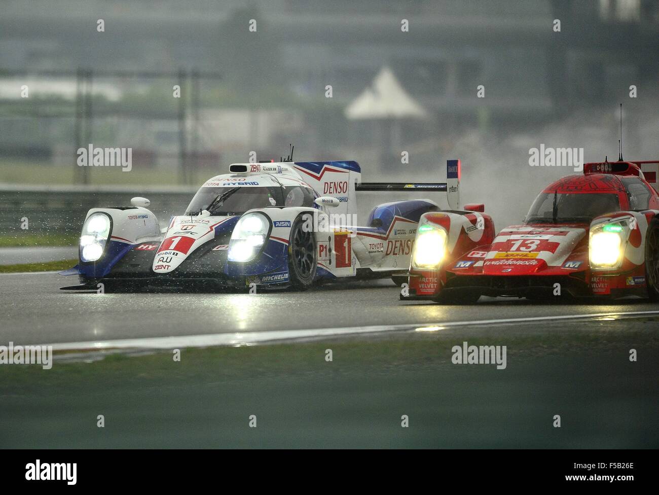 Nov. 1, 2015 - Shanghai, Repubblica Popolare Cinese - N - 01 Toyota Racing in Giappone. Toyota TS040-ibrido, pneumatici Michelin. Driver ANTHONY DAVIDSON (GBR), Sebastien Buemi (CHE) e Kazuki Nakajima (JPN). LE MANS PROTOTYPE 1. Durante le 6 ore di Shanghai a Shanghai International Circuit. © Marcio Machado/ZUMA filo/Alamy Live News Foto Stock