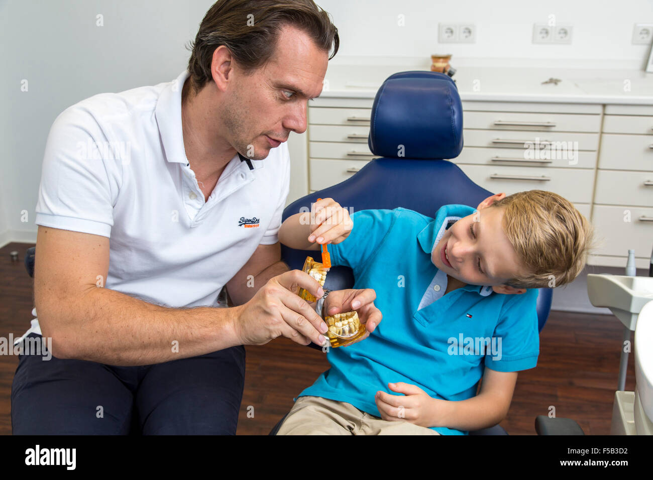 Studio dentista, dentista e paziente giovane, trattamento dentale, prevenzione, Foto Stock