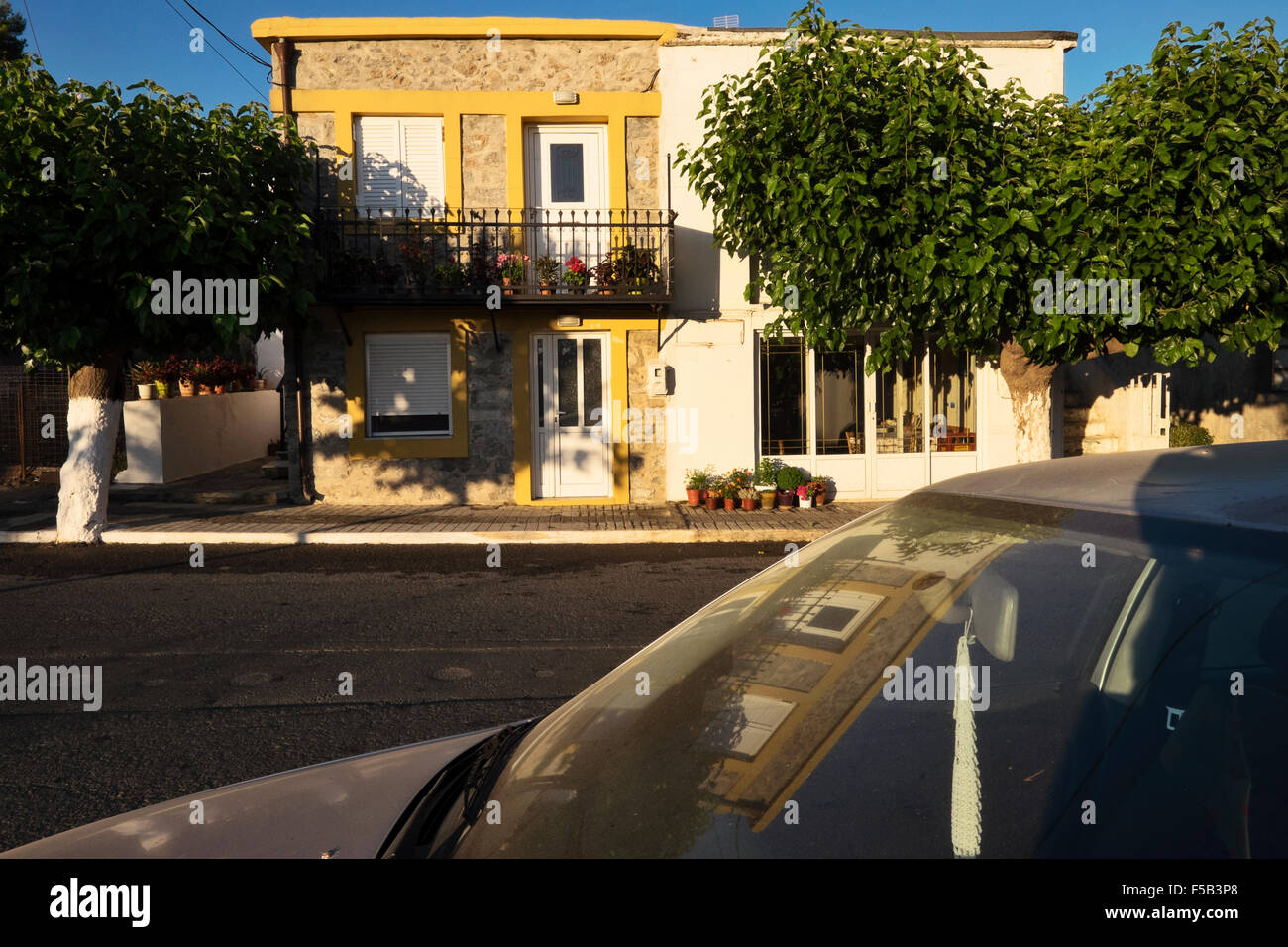 Una casa dipinta in colori luminosi nel villaggio di montagna di Anogia sull isola di Creta in Grecia Foto Stock