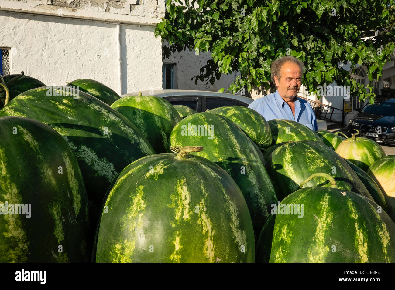 I cocomeri di essere venduto per le strade del villaggio di montagna Anogia, sull'isola di Creta in Geece Foto Stock