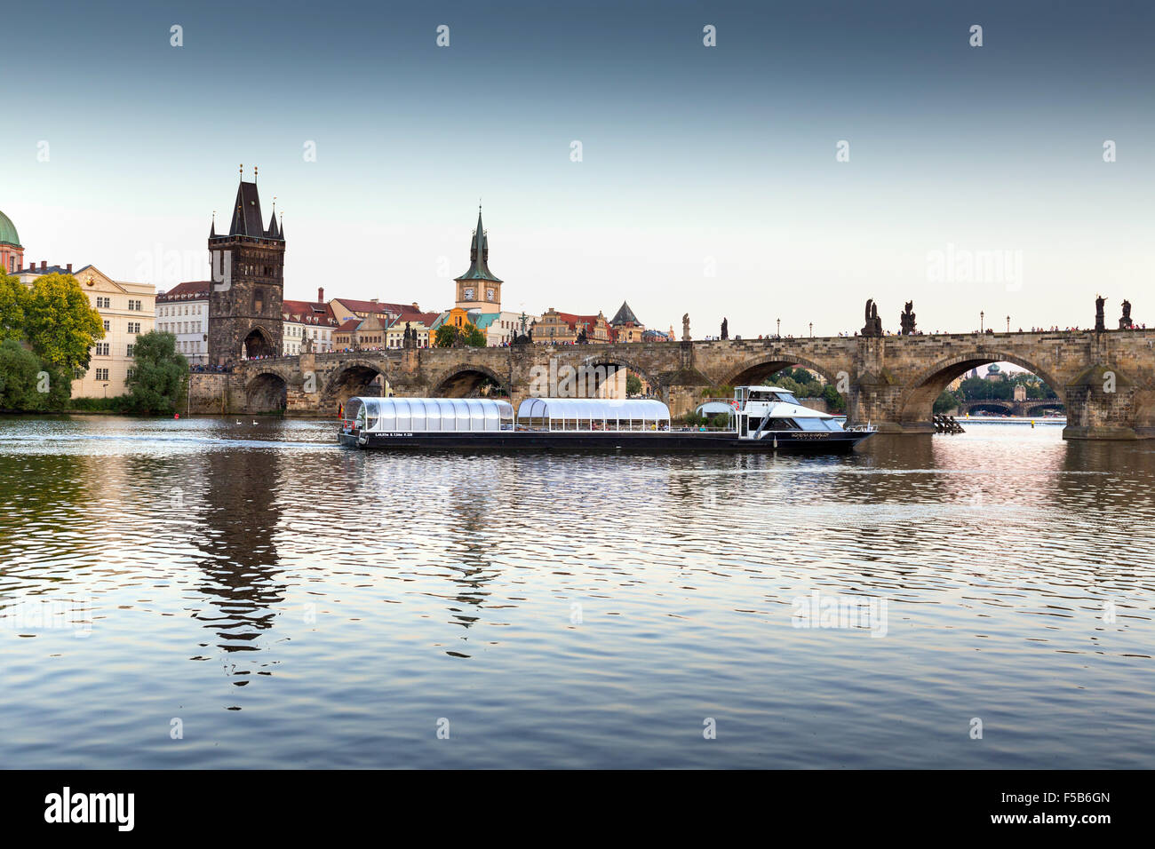 Il Ponte Carlo con la luna al tramonto, Praga, Repubblica Ceca, Europa Foto Stock