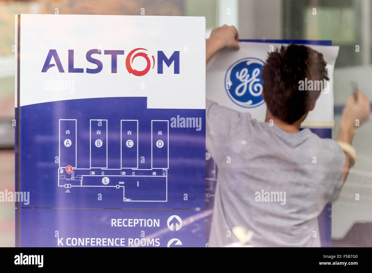 Baden, Svizzera. Il 31 ottobre 2015. Alstom loghi essendo rimosso dal lavoratore per installare il logo GE prima di operazioni di fusione e acquisizione di General Electric il 2 novembre 2015. Carsten Reisinger/Alamy Live News. Foto Stock