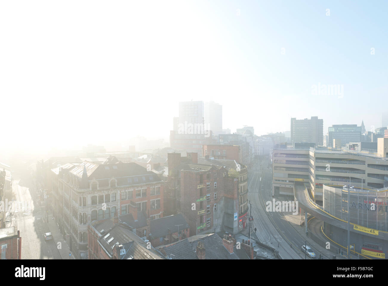 MANCHESTER, REGNO UNITO. 1 novembre 2015. Una vista di Shudehill, High Street e con Grove nel quartiere settentrionale area di Manchester come il sole fa capolino attraverso la fitta nebbia nel centro della città di mattina Credito: Russell Hart/Alamy Live News. Foto Stock