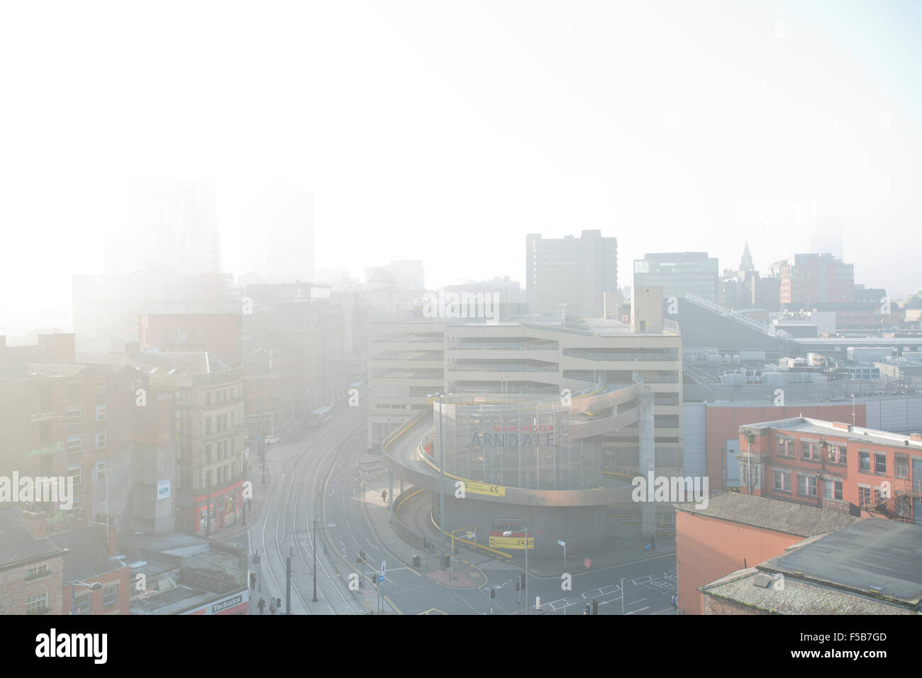 MANCHESTER, REGNO UNITO. 1 novembre 2015. Una vista di Shudehill, High Street e con Grove nel quartiere settentrionale area di Manchester come il sole fa capolino attraverso la fitta nebbia nel centro della città di mattina Credito: Russell Hart/Alamy Live News. Foto Stock