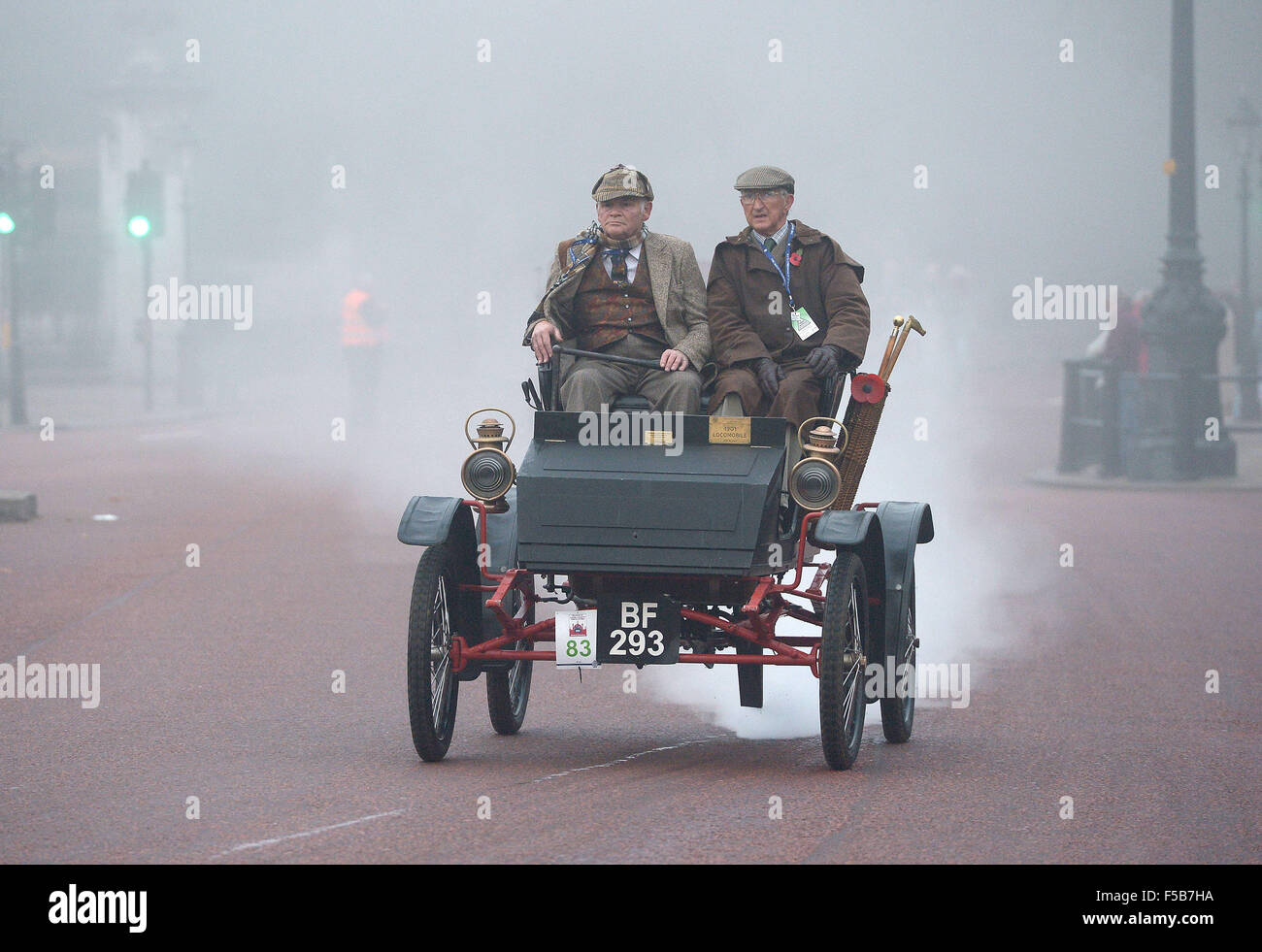 Londra, Regno Unito. 01 Nov, 2015. 1901 condotto vapore Locomobile Stanhope pilotato Robert Adams fa il suo modo lungo il Mall Credito: MARTIN DALTON/Alamy Live News Foto Stock