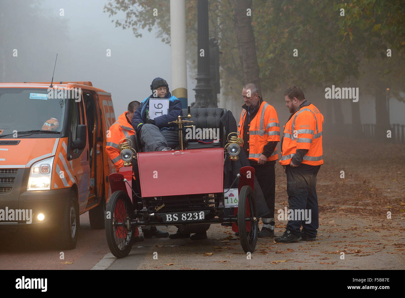 Londra, Regno Unito. 01 Nov, 2015. Non abbiamo avuto molto a 1902 Warwick Stanhope si rompe sul Mall ad appena una breve distanza dall'inizio in Hyde Park Londra Credito: MARTIN DALTON/Alamy Live News Foto Stock