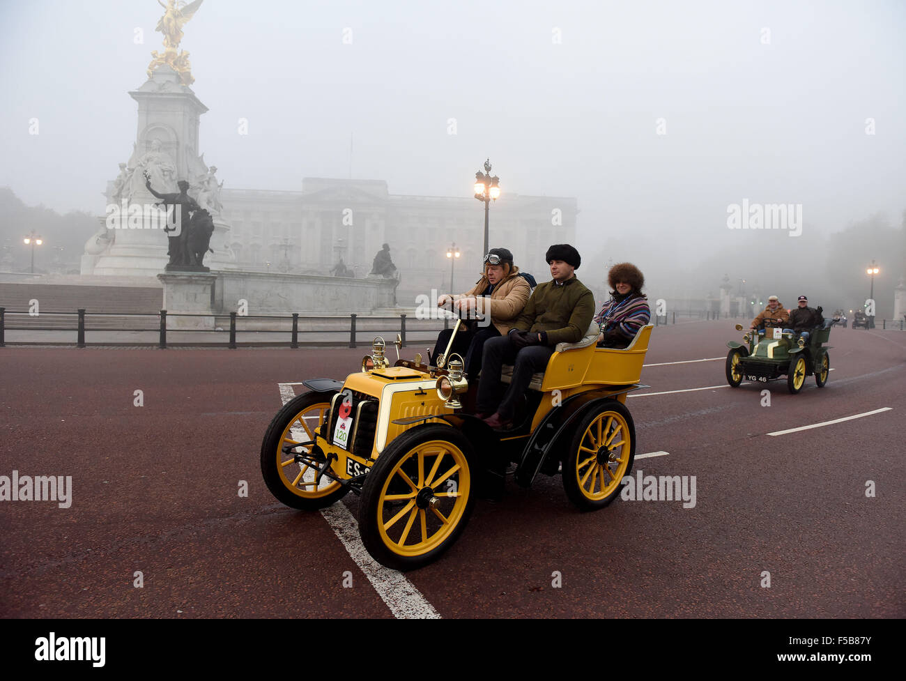 Londra, Regno Unito. 01 Nov, 2015. 1902 Panhard-levassor 4 posti a pilotato da Stuart Murray Threipland passa la regina Victoria Memorial London Credit: MARTIN DALTON/Alamy Live News Foto Stock