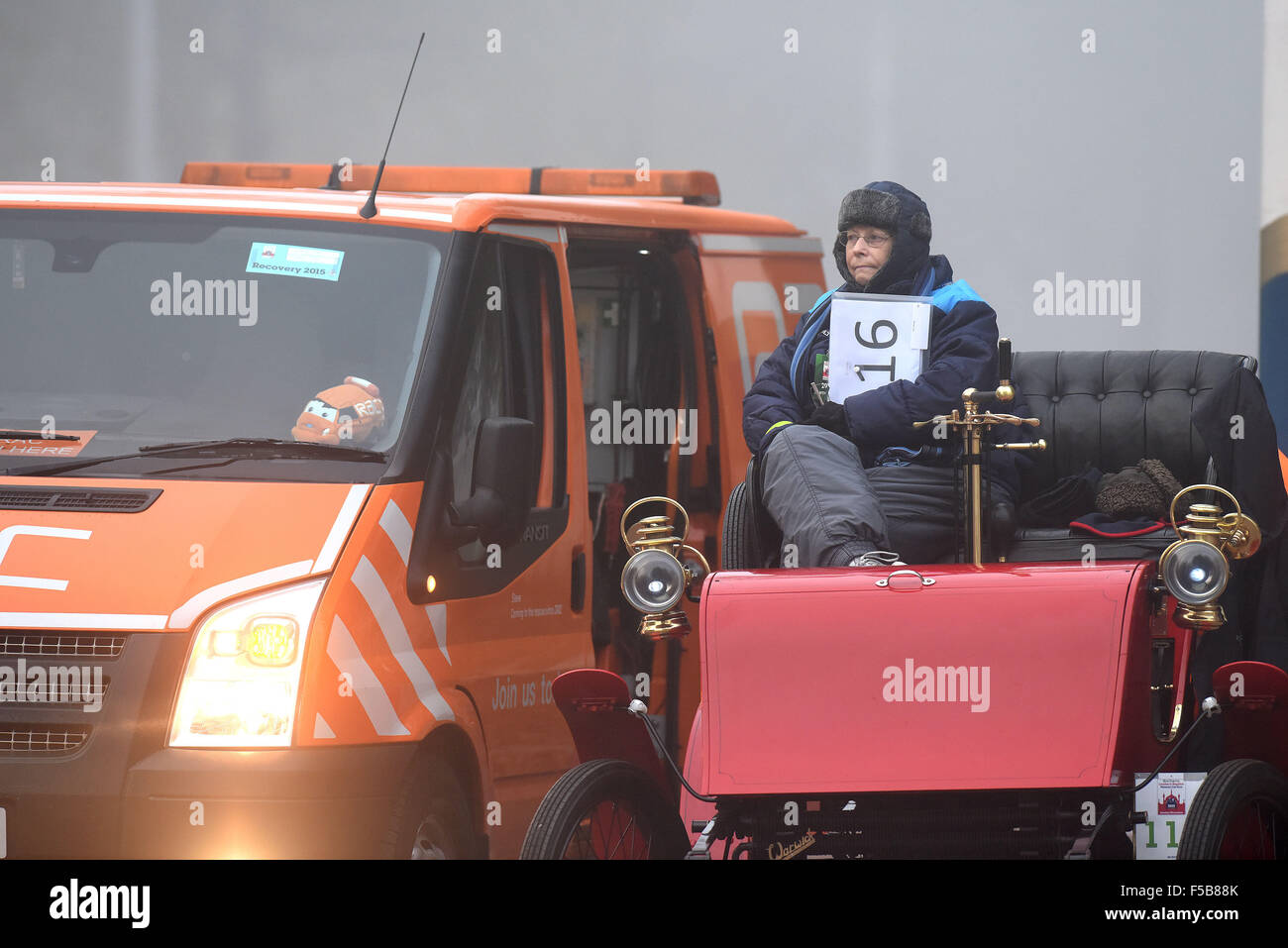 Londra, Regno Unito. 01 Nov, 2015. Non abbiamo avuto molto a 1902 Warwick Stanhope si rompe sul Mall ad appena una breve distanza dall'inizio in Hyde Park Londra Credito: MARTIN DALTON/Alamy Live News Foto Stock