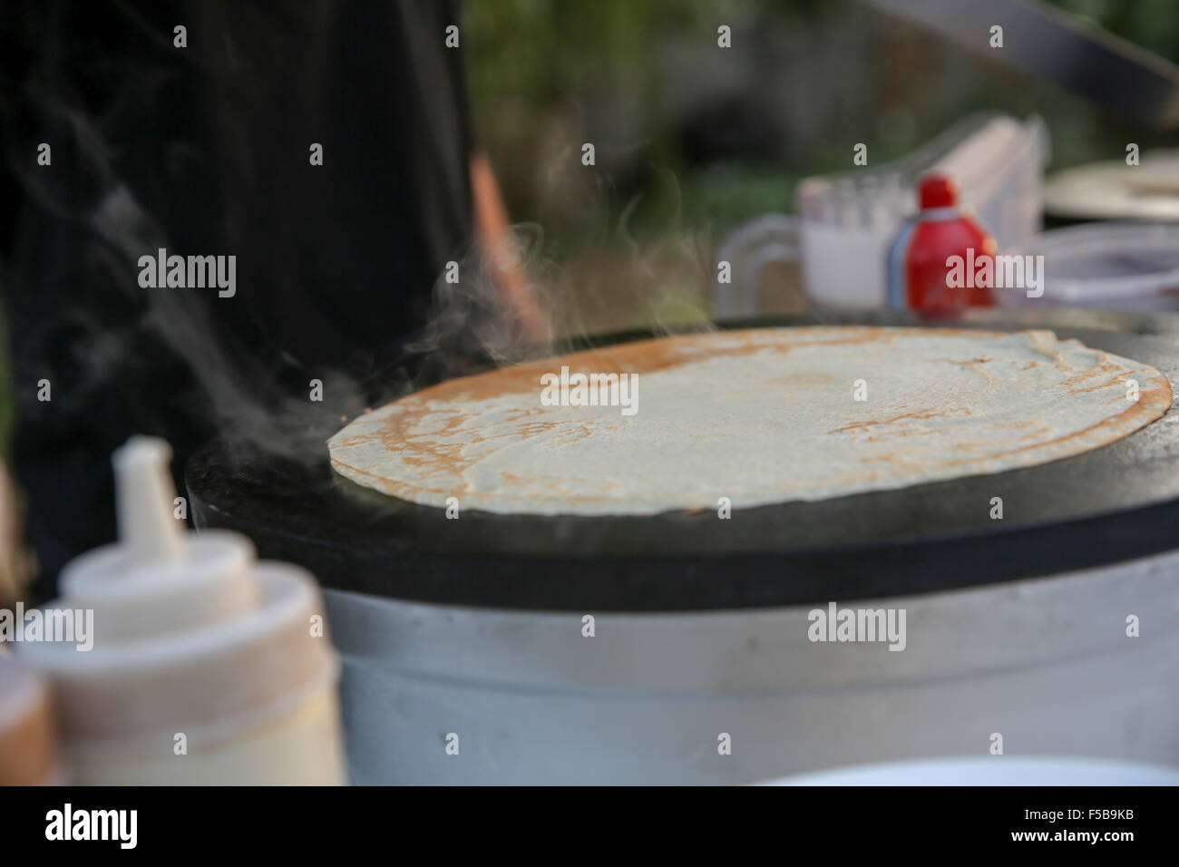 Rendendo le crepes su una piastra calda Foto Stock