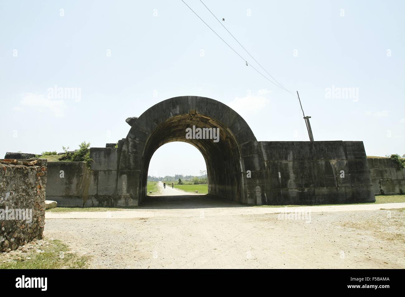 (151101) -- HANOI, nov. 1, 2015 (Xinhua) -- Fotografia scattata a giugno 13, 2013 mostra il cancello principale della Cittadella della dinastia di Ho in Vietnam di Thanh Hoa. Finora, cinque siti culturali, vale a dire il settore centrale della cittadella imperiale di Thang Long - Hanoi, la Cittadella della dinastia Ho, Complesso di Hue Monumenti, antica città di Hoi An, figlio mio santuario e un sito misto di Trang un paesaggio complesso in Vietnam sono stati iscritti nella lista del patrimonio mondiale dell'UNESCO. (Xinhua/Zhang Jianhua) Foto Stock