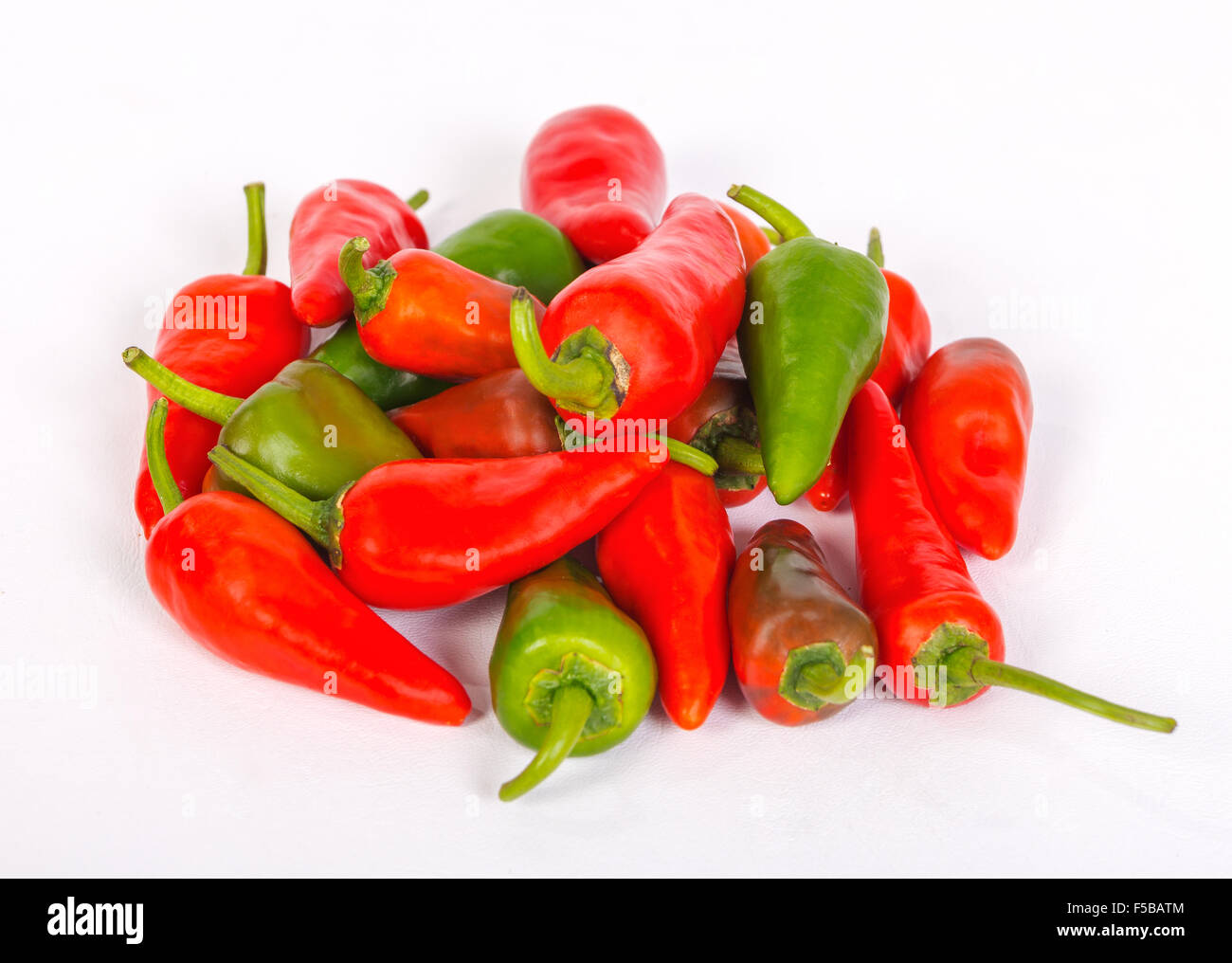 Gruppo di pepe su sfondo bianco. Foto Stock