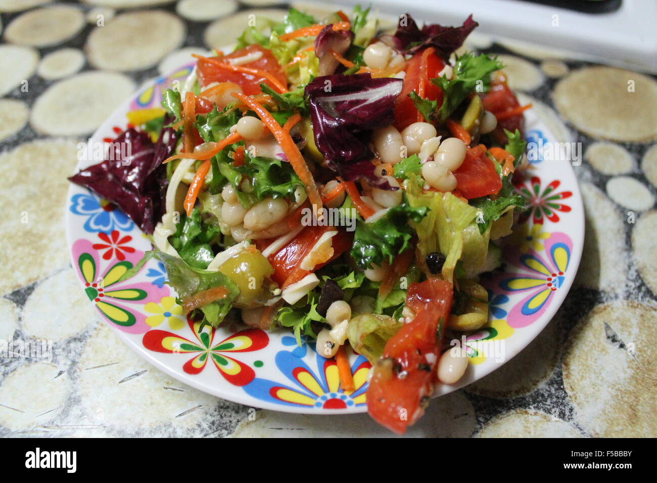 Appetitose insalate vegetariana da succosi pomodori, fagioli, carota e diversi tipi di insalata Foto Stock