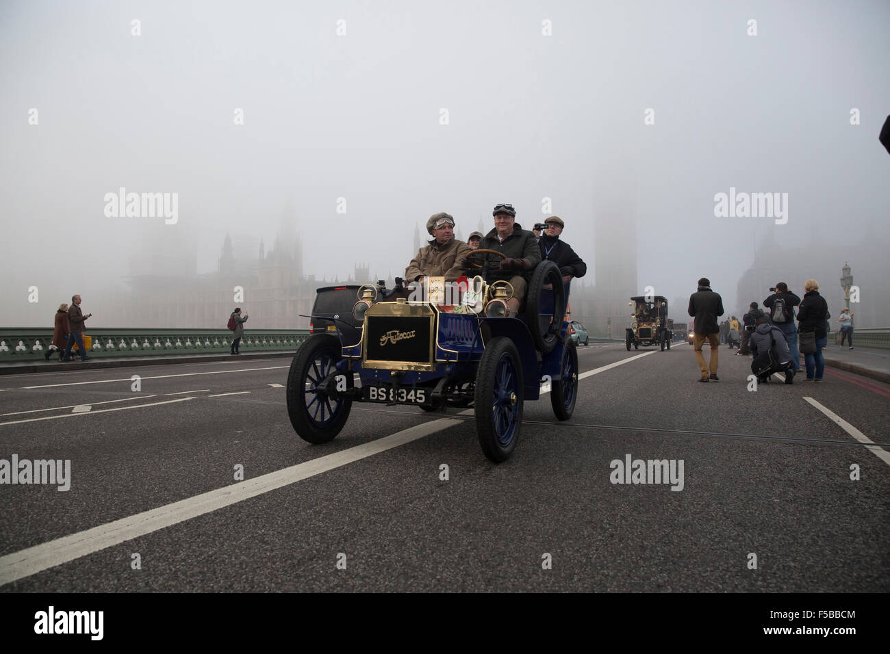 Westminster Bridge, Londra, Regno Unito. 1 Novembre, 2015. Londra a Brighton veteran car run veicoli cross Westminster Bridge passato le case di credito Parliamen: Keith Larby/Alamy Live News Foto Stock