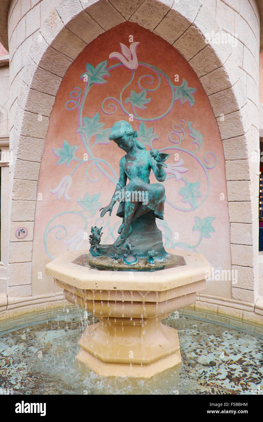 Statua di Cenerentola in una fontana di acqua di Disneyland Paris Marne-la-Vallée Chessy Francia Foto Stock