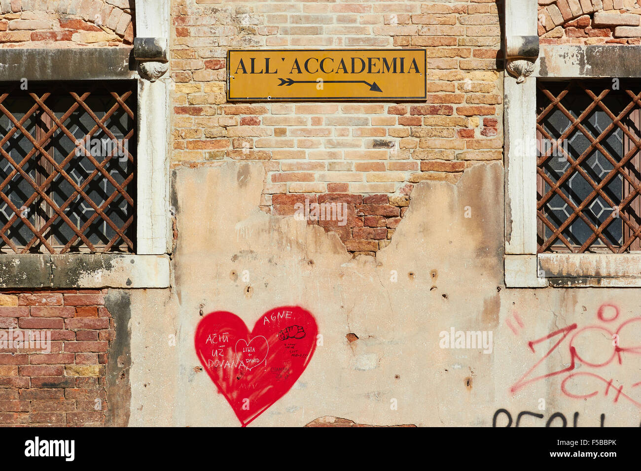 Firmare il ponte dell'Accademia sulla parete di sbriciolamento con graffiti cuore rosso ruggine inferriate metalliche Venezia Veneto Italia Europa Foto Stock