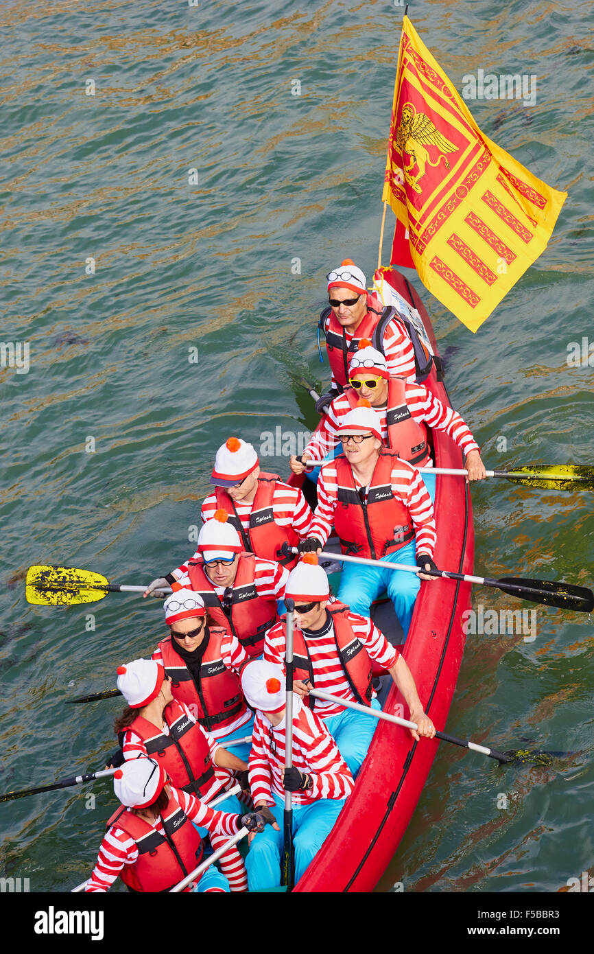 Una barca che prendono parte alla Vogalonga battenti una bandiera veneziana righe lungo il Canal Grande Venezia Veneto Italia Europa Foto Stock