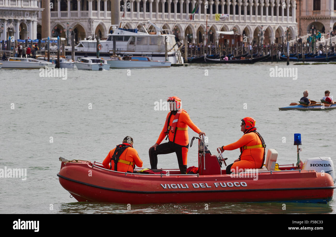 I subacquei dai Vigili del Fuoco italia agenzia per il fuoco e il servizio di soccorso su una barca in Canal Grande Venezia Veneto Italia Foto Stock