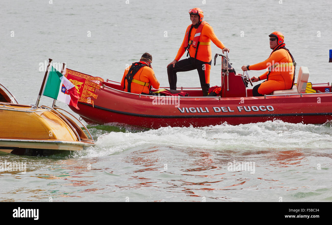 I subacquei dai Vigili del Fuoco italia agenzia per il fuoco e il servizio di soccorso su una barca in Canal Grande Venezia Veneto Italia Foto Stock