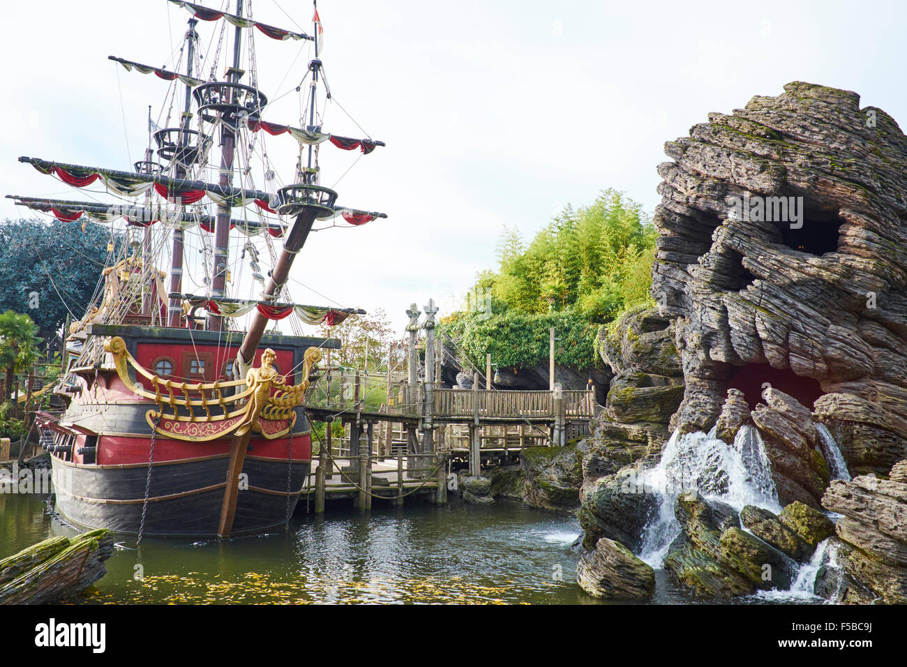 Galeone pirata sull isola di avventura con cranio Rock a destra di Disneyland Paris Marne-la-Vallée Chessy Francia Foto Stock