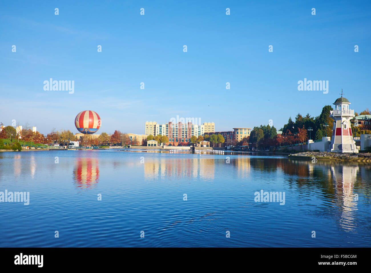 Vista sul lago Disney verso il villaggio Disney, Disneyland Paris Marne-la-Vallée Chessy Francia Foto Stock