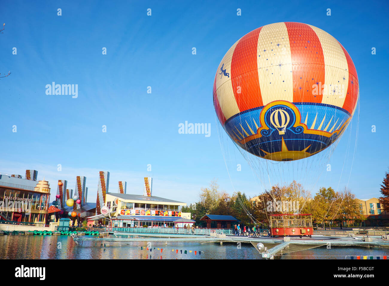 PanoraMagique un palloncino elio lago Disney, Disney Village, Disneyland Paris Marne-la-Vallée Chessy Francia Foto Stock