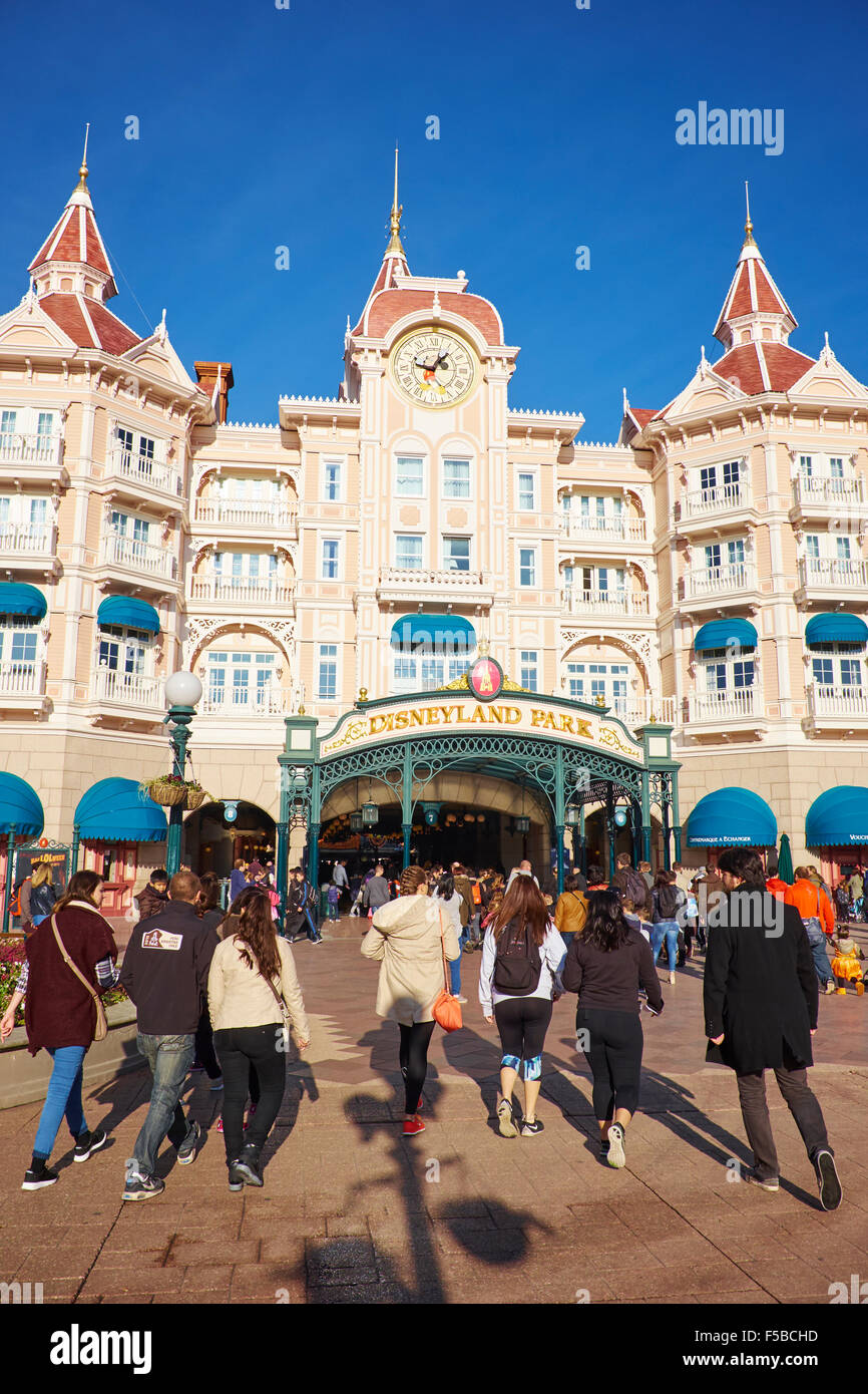 Il Disneyland Hotel e ingresso al Parco Disneyland Paris Marne-la-Vallée  Chessy Francia Foto stock - Alamy