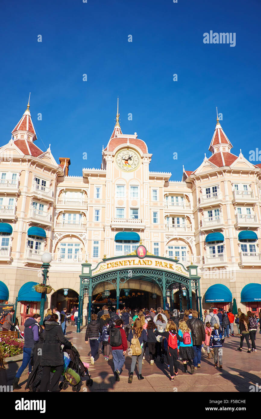 Il Disneyland Hotel e ingresso al Parco Disneyland Paris Marne-la-Vallée Chessy Francia Foto Stock