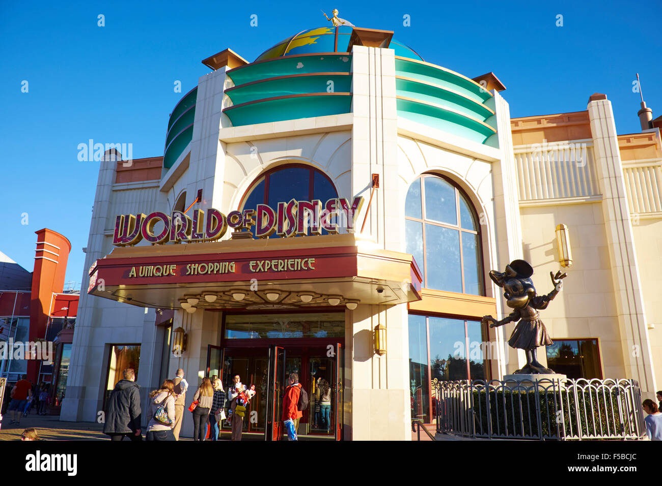 Mondo di Disney Store entro il Disney Village, Disneyland Paris Marne-la-Vallée Chessy Francia Foto Stock