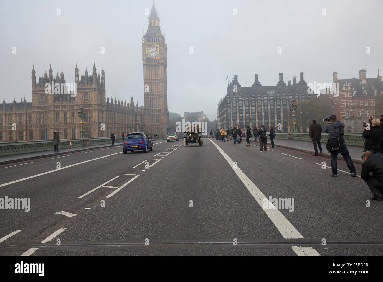 Westminster Bridge, Londra, Regno Unito. 1 Novembre, 2015. Londra a Brighton veteran car run veicoli cross Westminster Bridge passato le case di credito Parliamen: Keith Larby/Alamy Live News Foto Stock