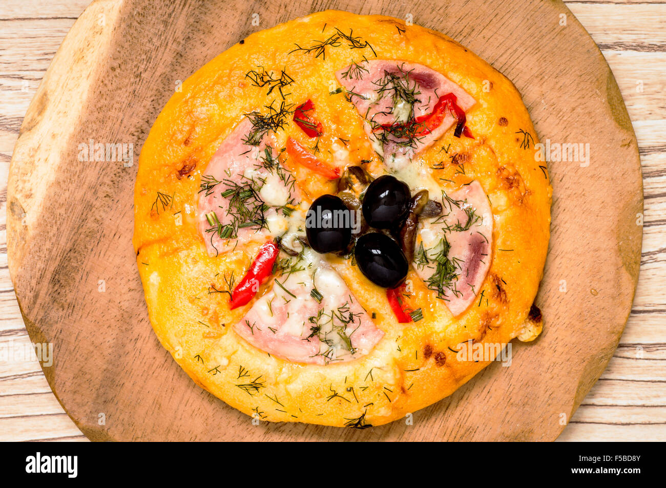 In casa mini pizza con salame e olive vista superiore Foto Stock