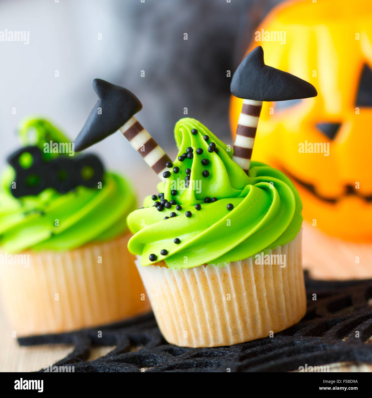Halloween cupcake decorate con strega per le gambe Foto Stock
