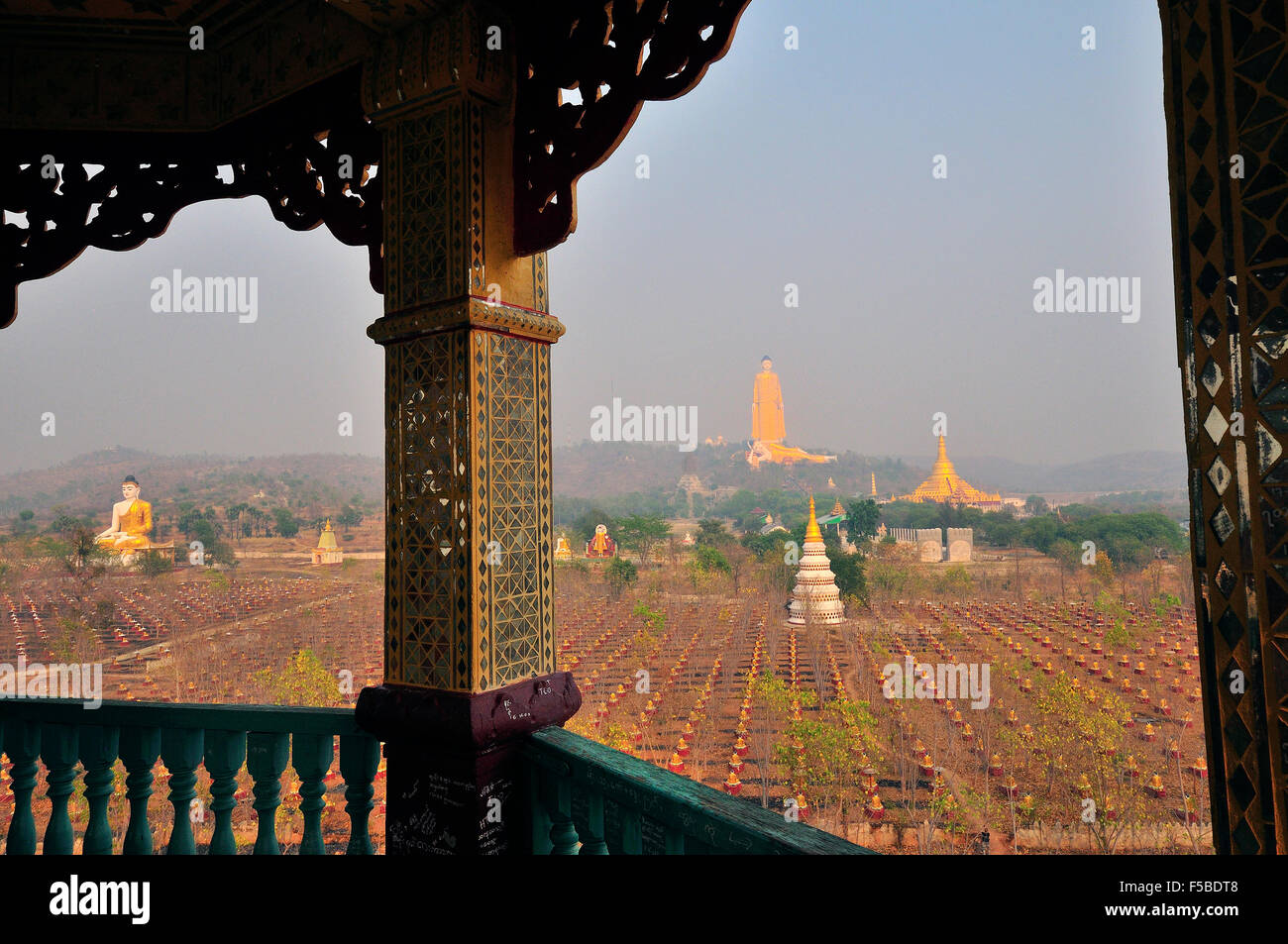 Torre in Diecimila Buddha Garden si affaccia il secondo più alto la statua di Buddha nel mondo a Bodhi Tataung,Myanmar Foto Stock