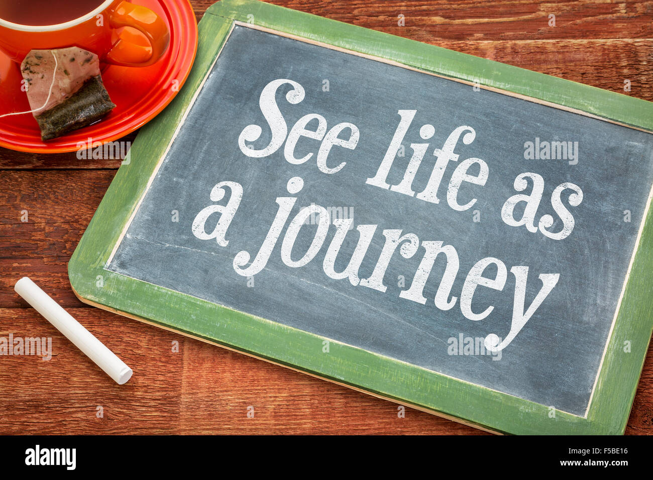 Vedere la vita come viaggio - ispirazione una frase su una lavagna di ardesia con il gesso e la tazza di tè Foto Stock