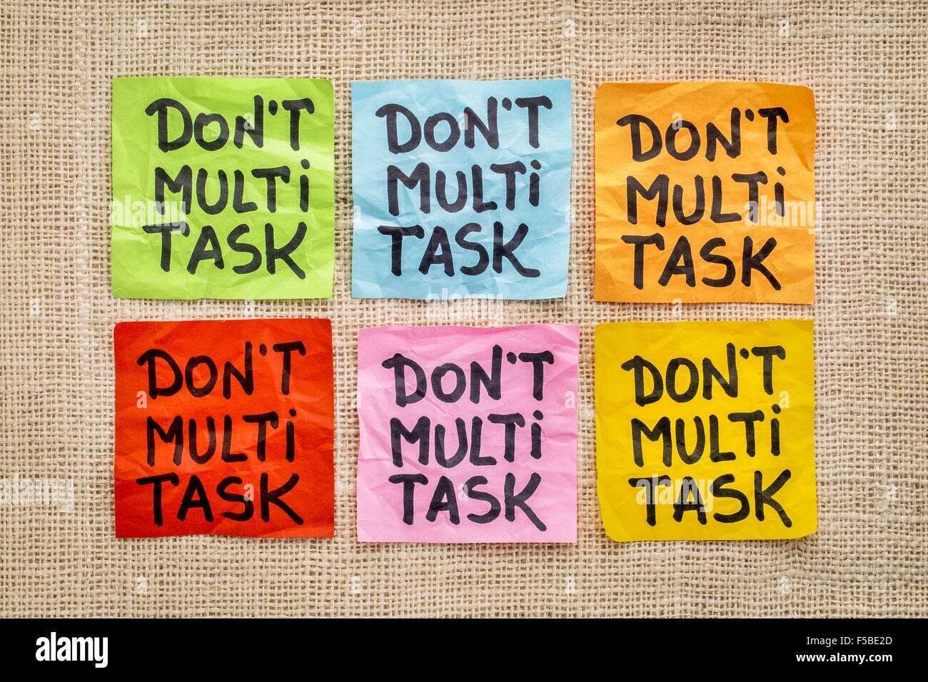 Non effettuano il multitasking nota adesiva abstract - efficienza e produttività consigli Foto Stock