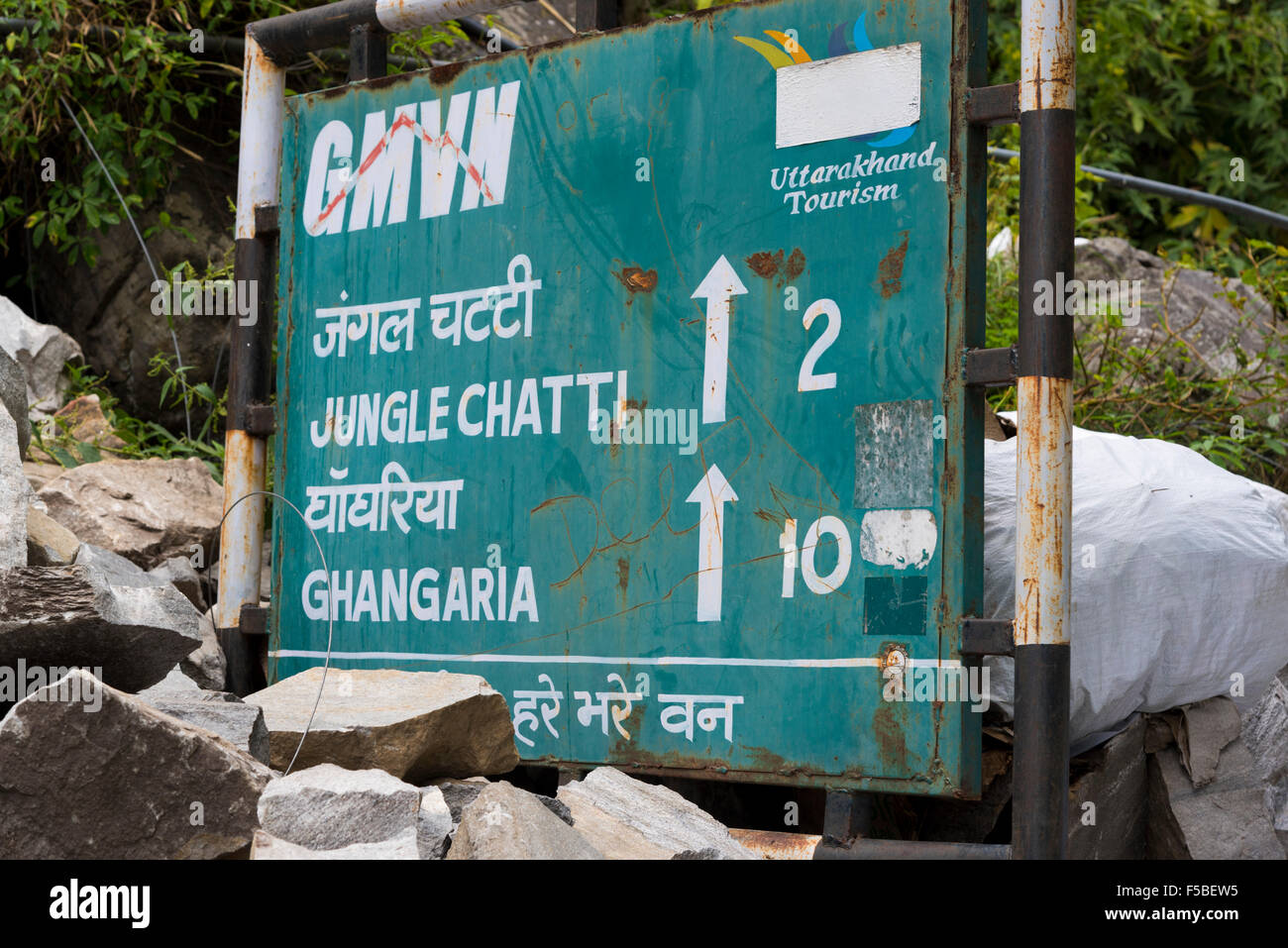 Una distanza e una direzione località di bordo sul modo di valley di fiore o Hemkund sahib guruduware da Govind ghat trek,India Foto Stock