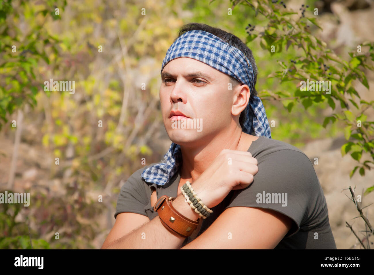 Ritratto di un giovane attraente uomo sulla natura close-up Foto Stock