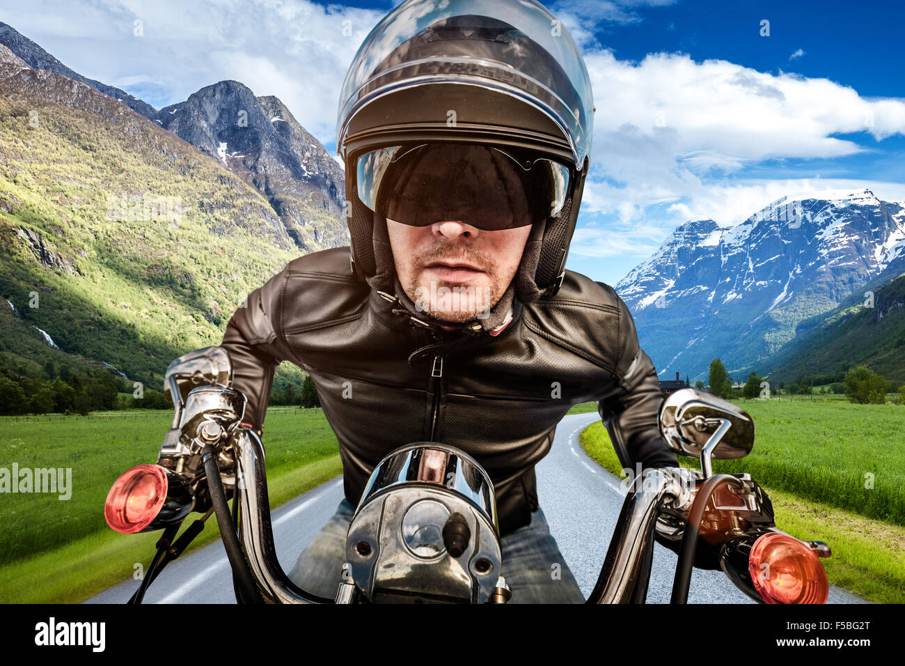 Biker in casco e giacca di pelle racing su strada. Foto Stock Biker in casco e giacca di pelle racing su strada. Foto Stock